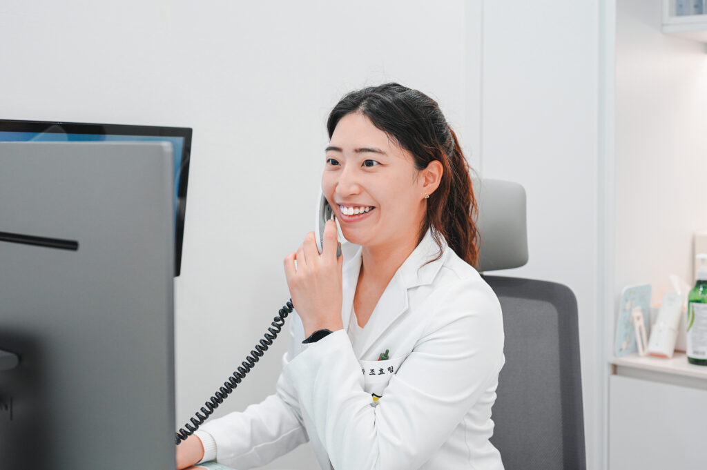 비대면 다이어트 한약 상담에서 식사 습관, 수면, 운동, 복용 중인 약물, 여성 건강 상태 등을 함께 확인하는 모습
