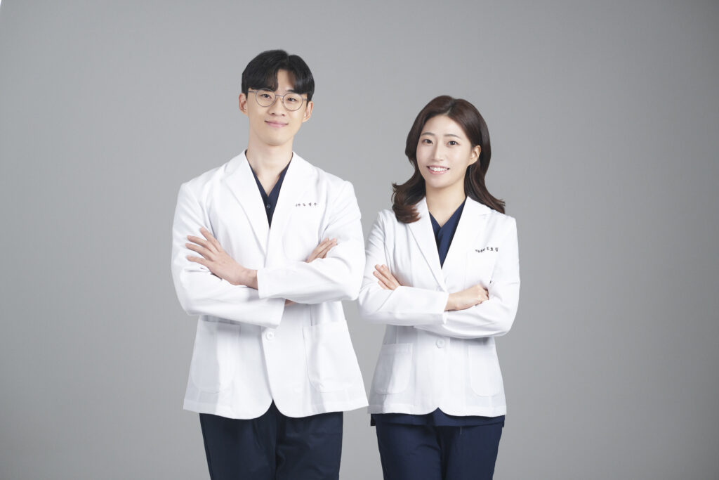 침구의학과 전문의 조효림 원장과 도성우 원장이 진료하는 용인 늘온한의원 의료진 프로필 사진