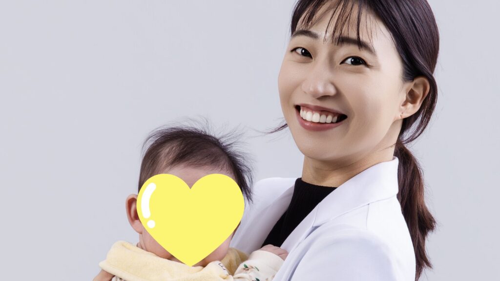 시험관 시술 7차 후 임신준비보약을 병행해 임신과 출산을 경험한 조효림 원장이 아기를 안고 있는 모습