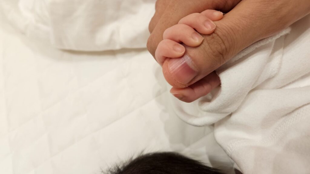 배란일을 맞춰 임신을 준비했던 조효림 원장의 손을 잡고 있는 아기의 작은 손